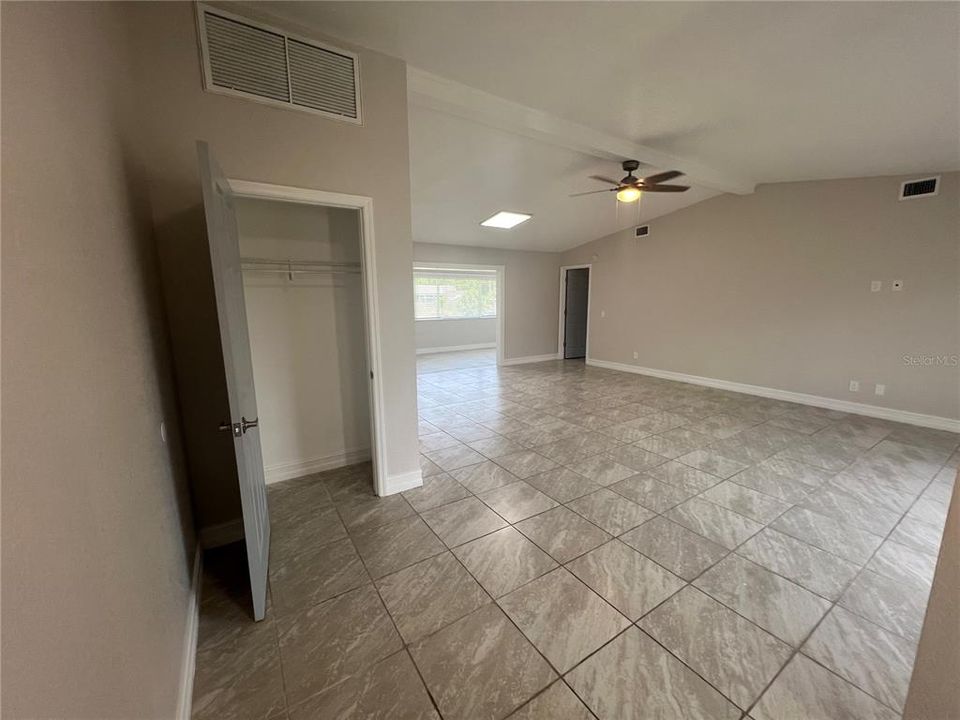 Active With Contract: $1,800 (3 beds, 2 baths, 1570 Square Feet)