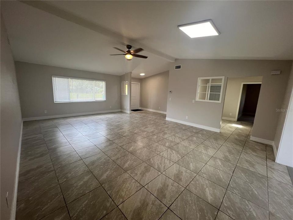 Active With Contract: $1,800 (3 beds, 2 baths, 1570 Square Feet)