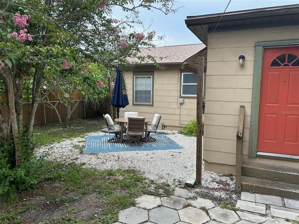 For Sale: $340,000 (2 beds, 1 baths, 894 Square Feet)