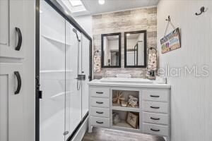 RV: Large Bathroom w/Full Size Shower