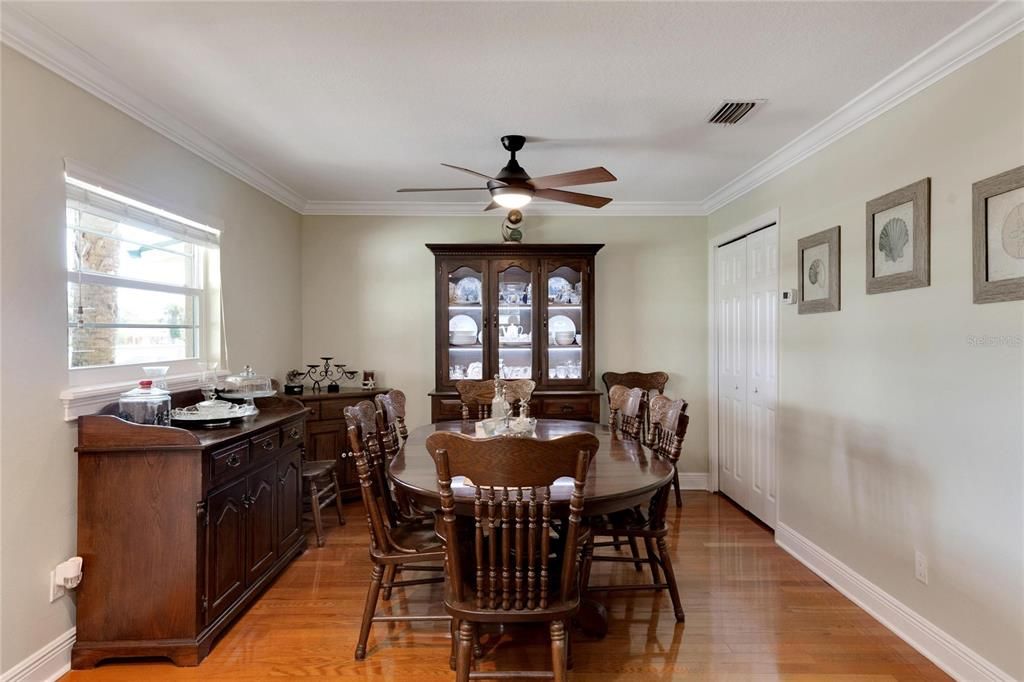 Family Room w/Crown Molding