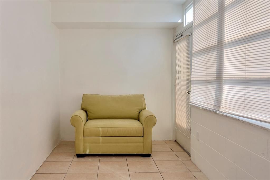 Active With Contract: $113,000 (1 beds, 1 baths, 650 Square Feet)