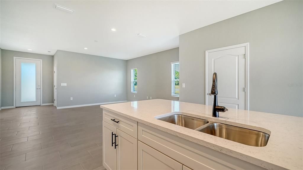 Под контрактом: $394,990 (3 спален, 2 ванн, 1790 Квадратных фут)