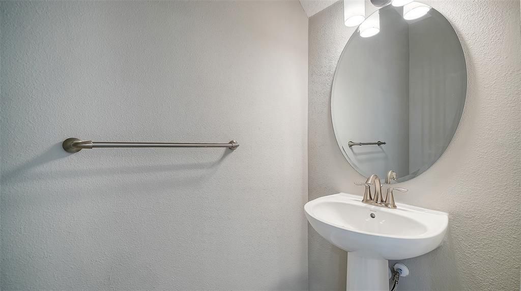 Под контрактом: $394,990 (3 спален, 2 ванн, 1790 Квадратных фут)