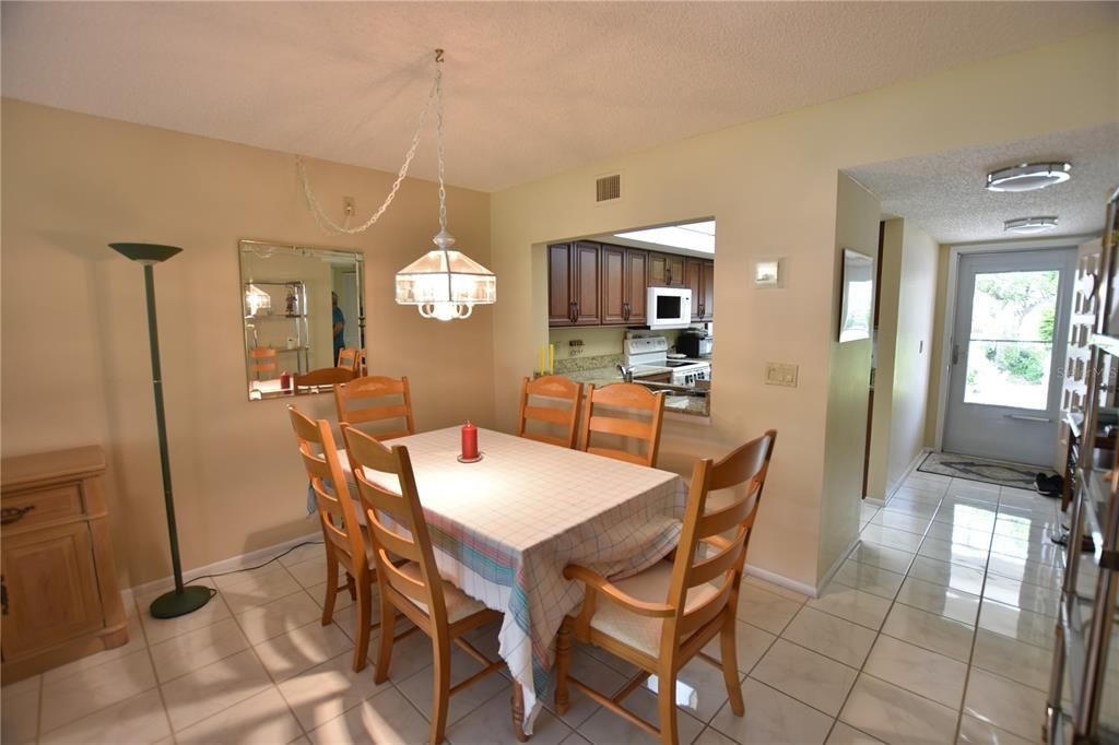 Active With Contract: $289,900 (2 beds, 2 baths, 1127 Square Feet)