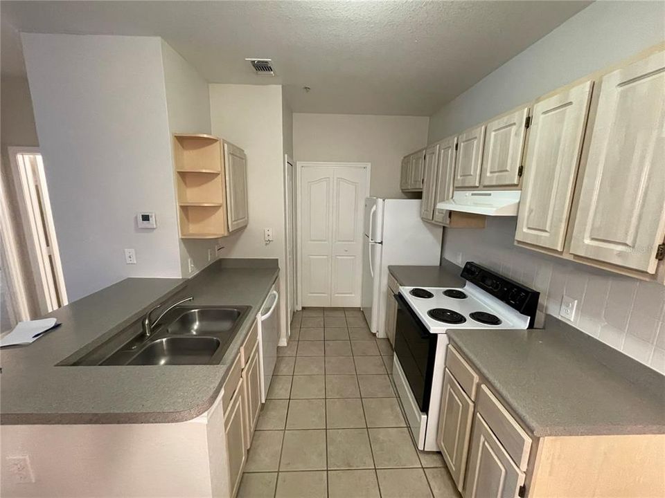 Active With Contract: $159,000 (1 beds, 1 baths, 749 Square Feet)