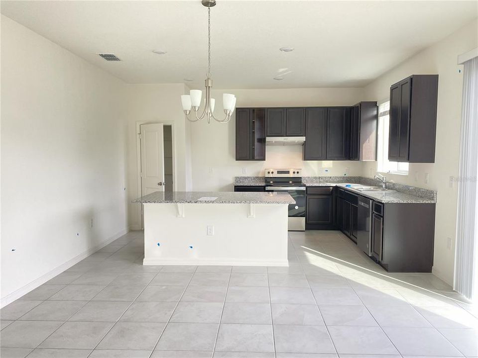 For Rent: $2,190 (4 beds, 2 baths, 1902 Square Feet)