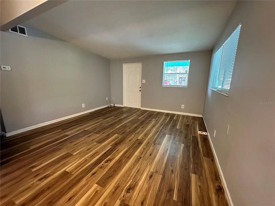 For Rent: $2,100 (2 beds, 1 baths, 912 Square Feet)