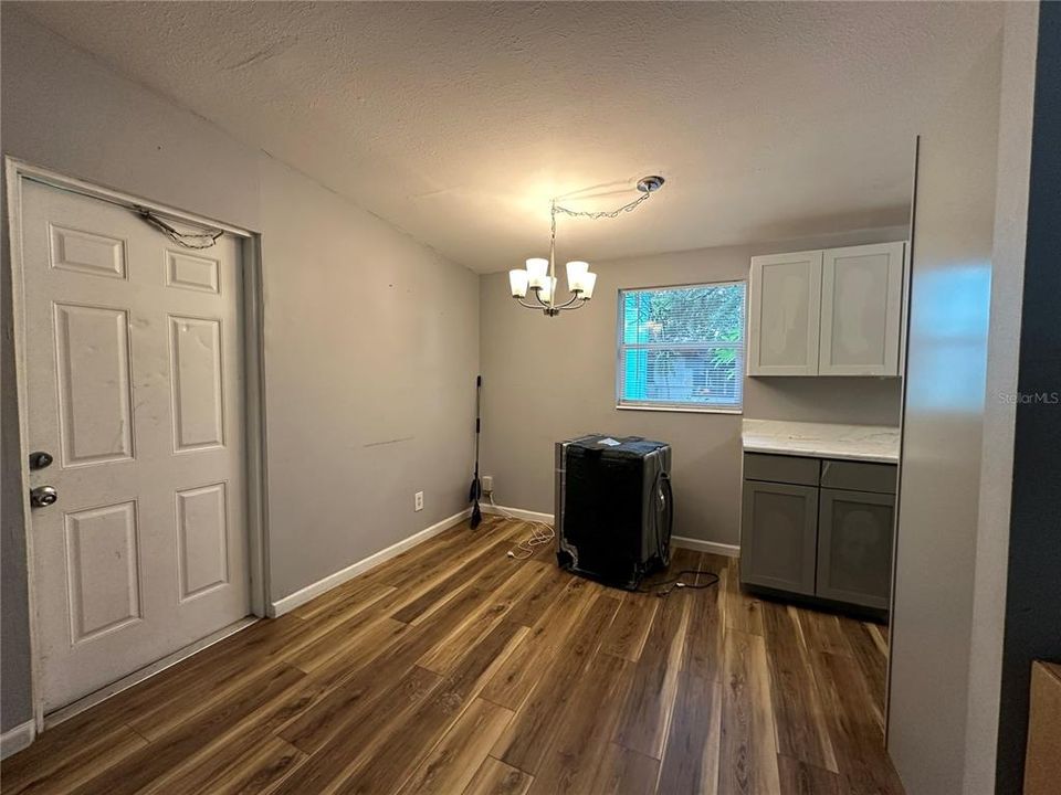 For Rent: $2,100 (2 beds, 1 baths, 912 Square Feet)