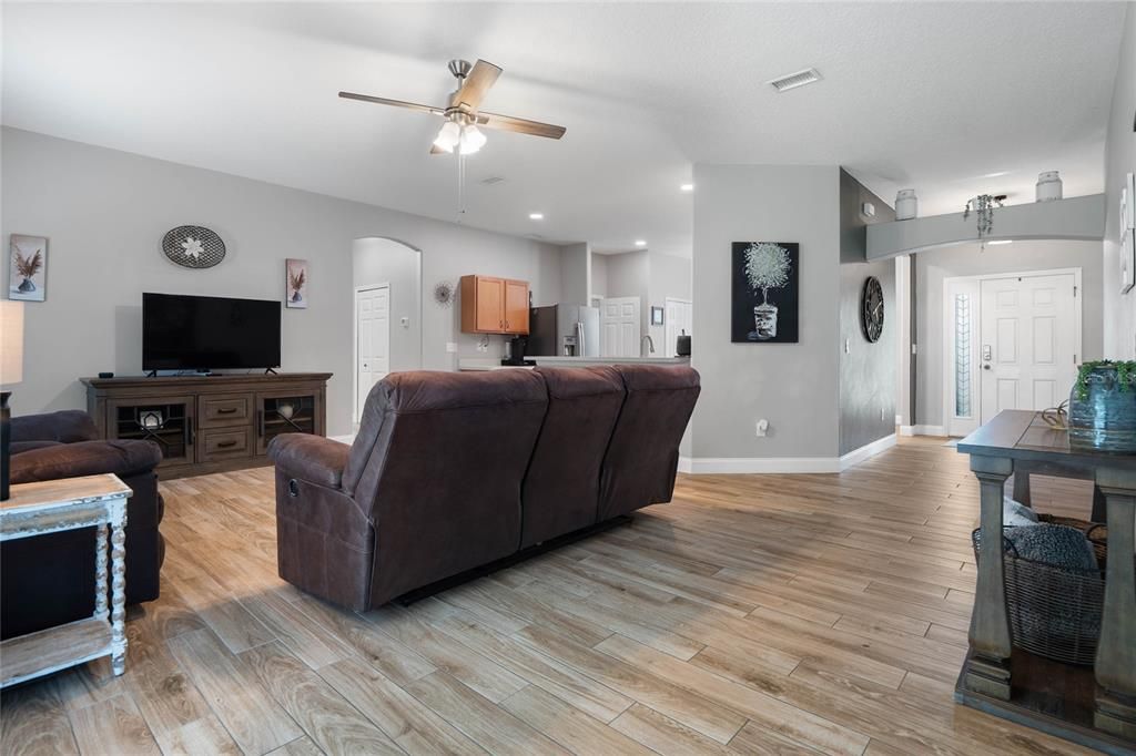 Active With Contract: $345,000 (3 beds, 2 baths, 1847 Square Feet)