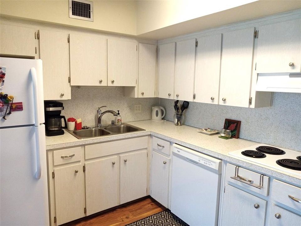 Active With Contract: $1,595 (2 beds, 2 baths, 1400 Square Feet)