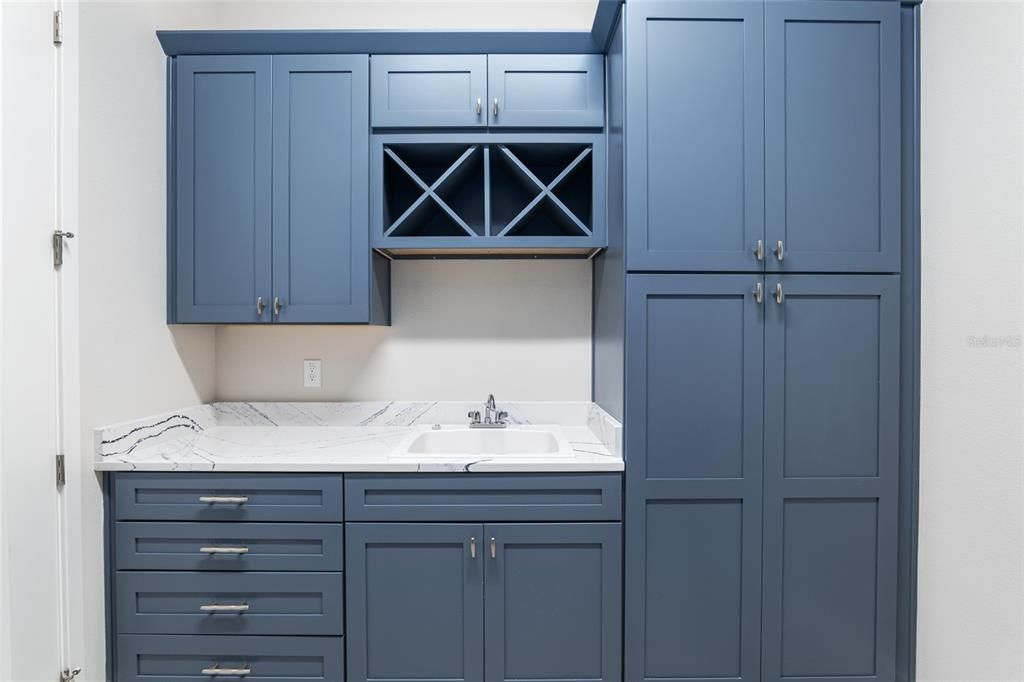 LAUNDRY ROOM - EXTRA CABINETRY