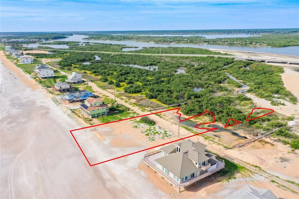 На продажу: $720,000 (0.58 acres)