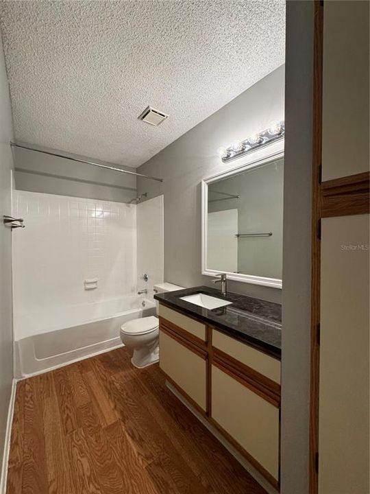 Active With Contract: $1,275 (1 beds, 1 baths, 674 Square Feet)