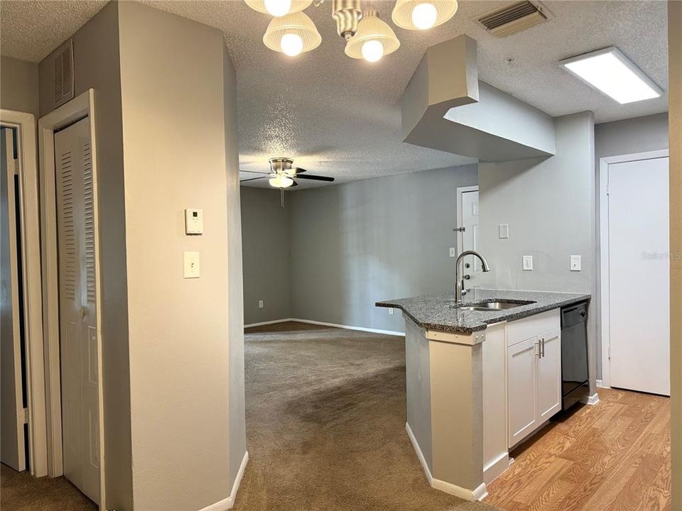 Active With Contract: $1,275 (1 beds, 1 baths, 674 Square Feet)