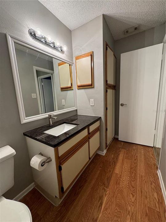 Active With Contract: $1,275 (1 beds, 1 baths, 674 Square Feet)