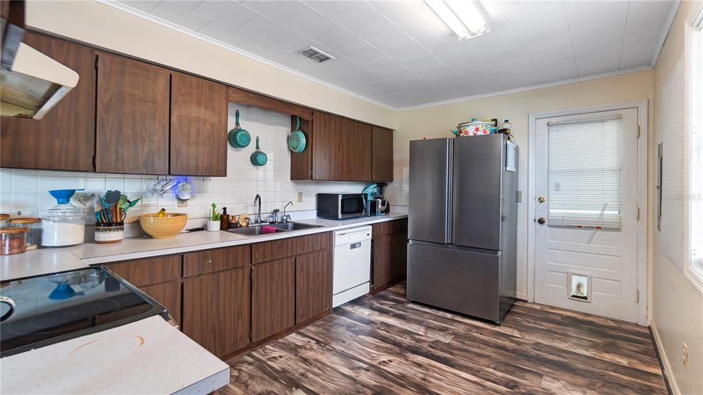 Active With Contract: $199,900 (2 beds, 1 baths, 784 Square Feet)