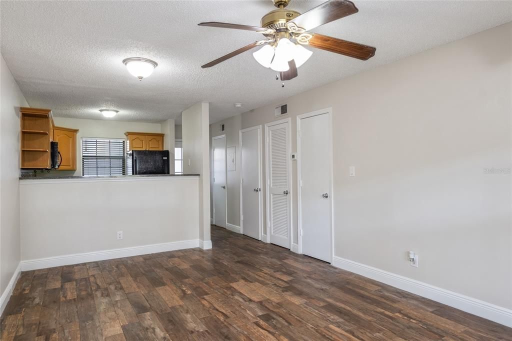 For Sale: $159,000 (2 beds, 1 baths, 896 Square Feet)