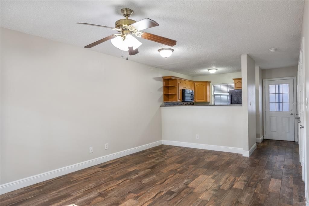 For Sale: $159,000 (2 beds, 1 baths, 896 Square Feet)