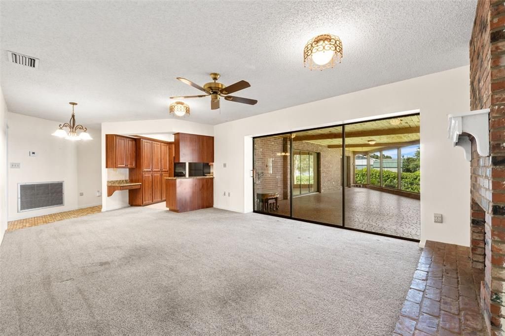 FAMILY RM, WOOD BURNING FIREPLACE PANORAMIC VIEW OF LAKE