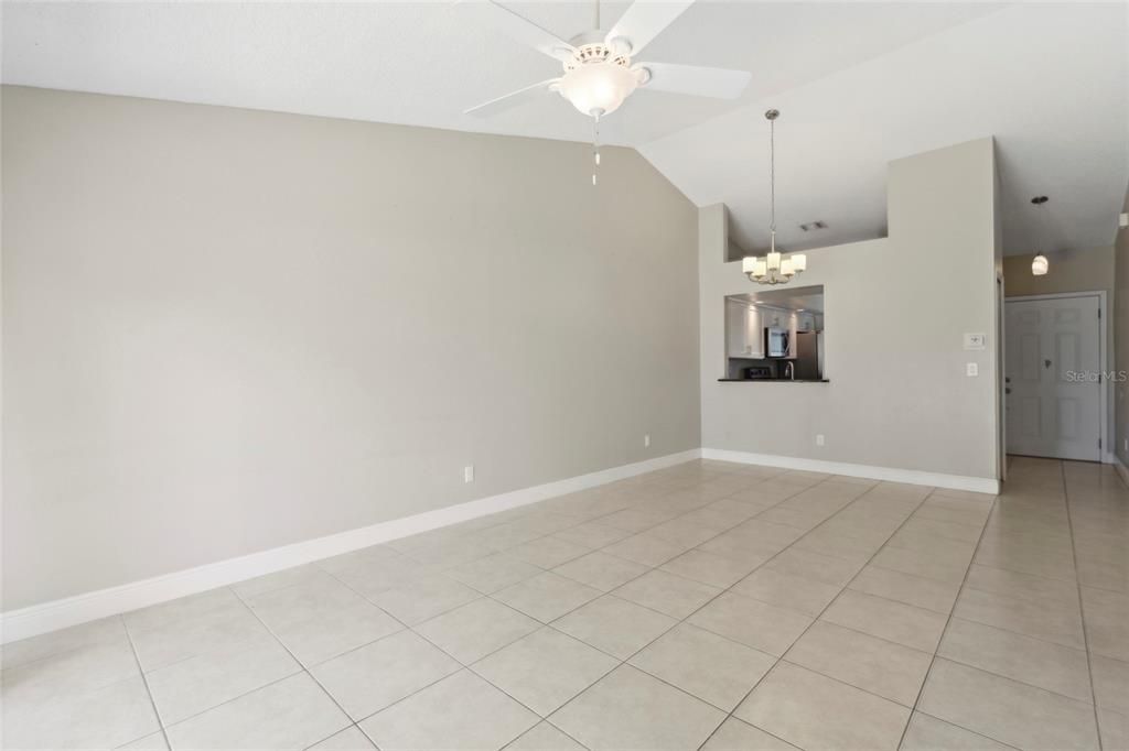 For Sale: $275,000 (2 beds, 2 baths, 944 Square Feet)