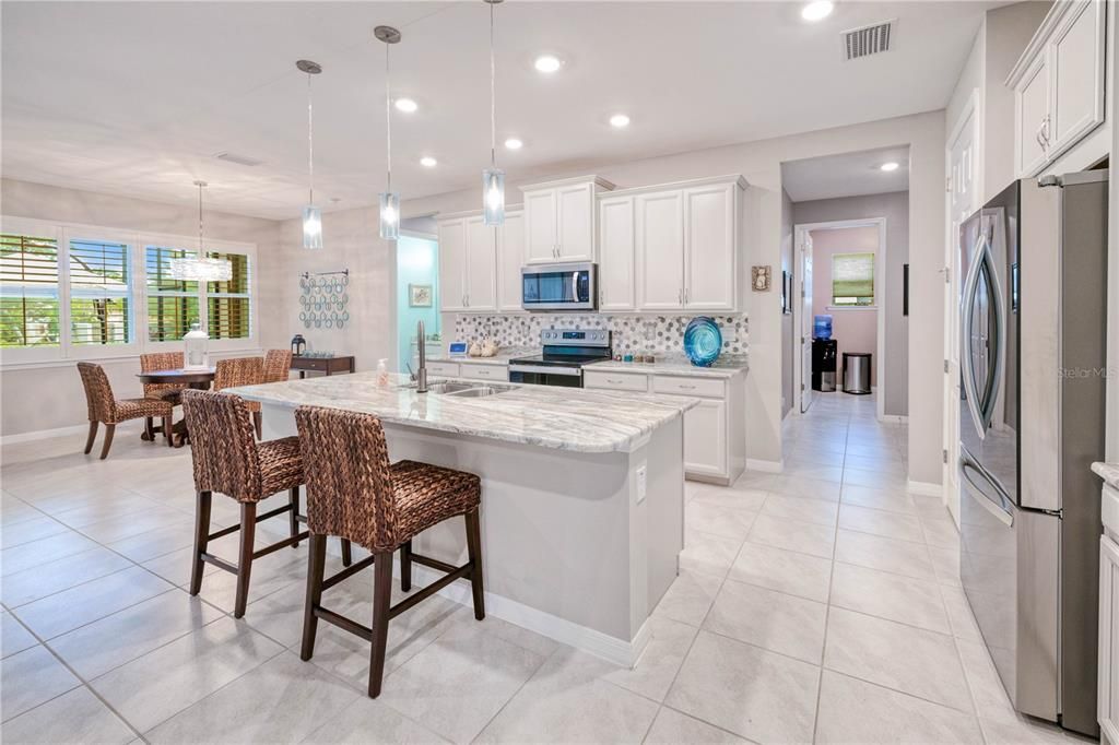 Gorgeous Kitchen with Island-Breakfast Bar