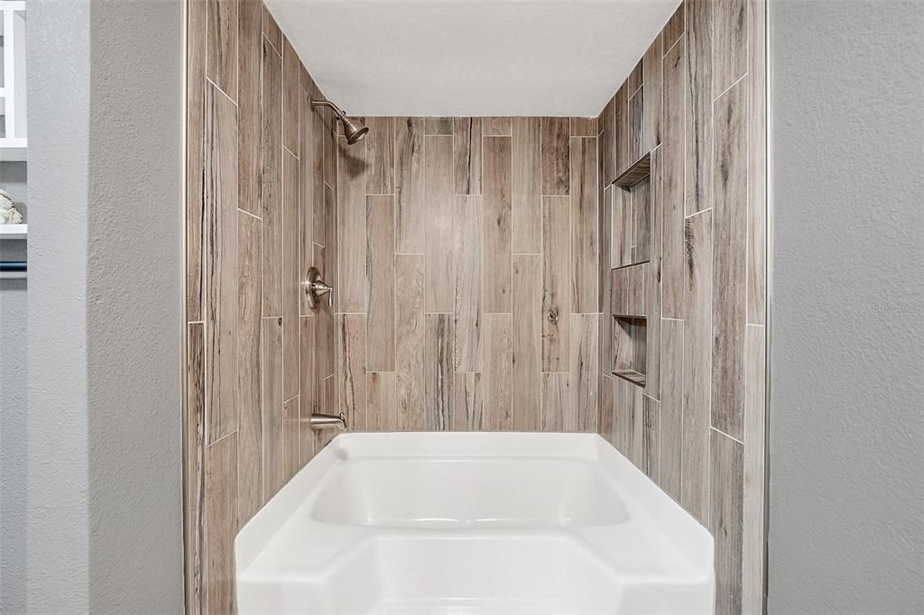 Tub/shower in Hall bathroom