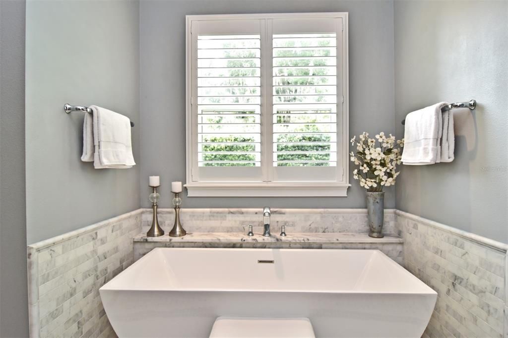 Soaking tub in primary bath