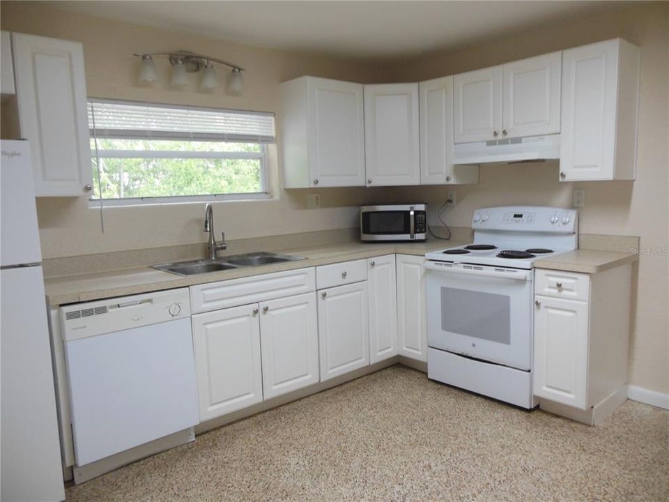 For Rent: $1,300 (2 beds, 1 baths, 775 Square Feet)