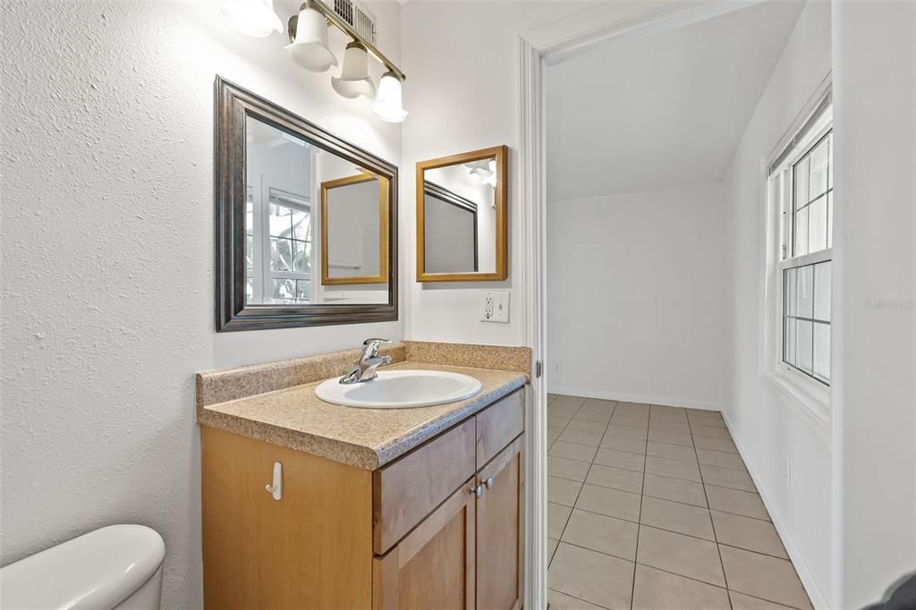 For Sale: $220,000 (1 beds, 1 baths, 561 Square Feet)