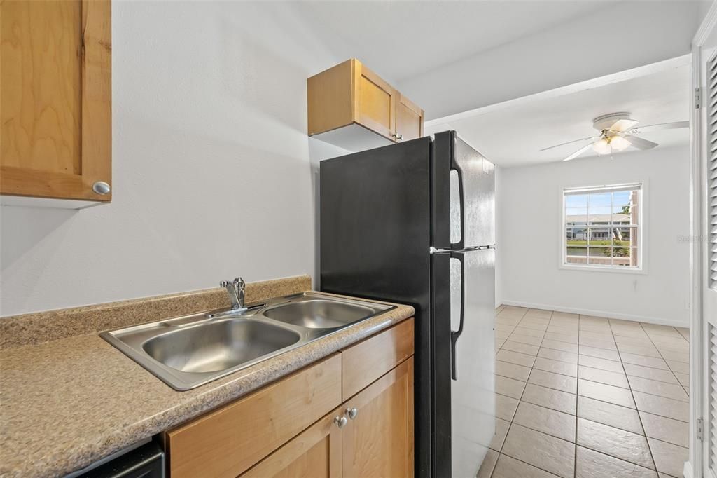 For Sale: $220,000 (1 beds, 1 baths, 561 Square Feet)