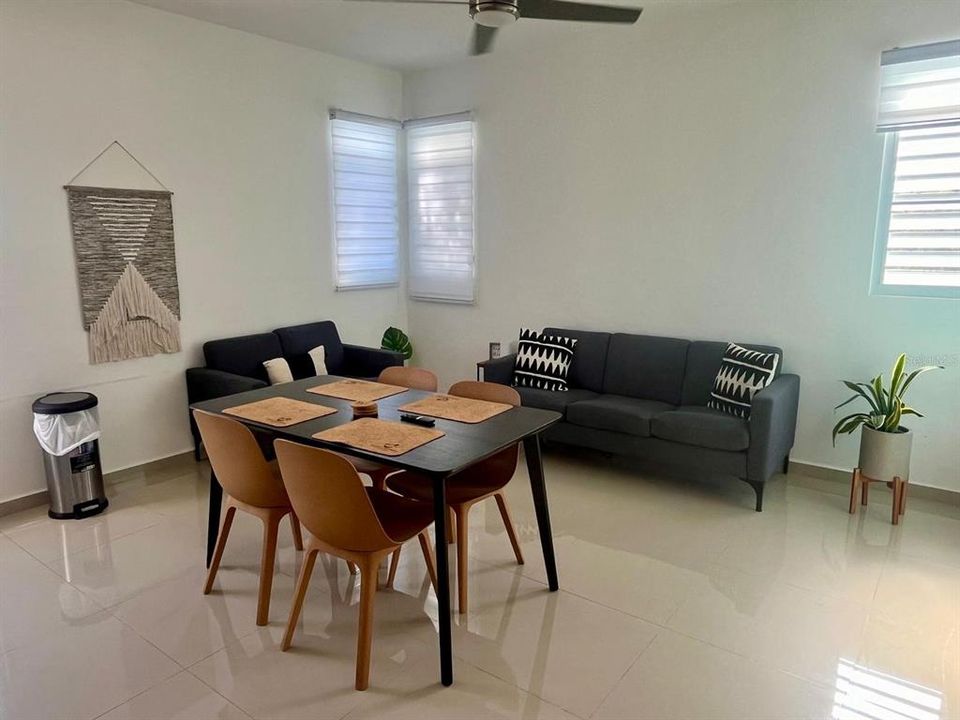 En Venta: $345,000 (3 camas, 3 baños, 1000 Pies cuadrados)