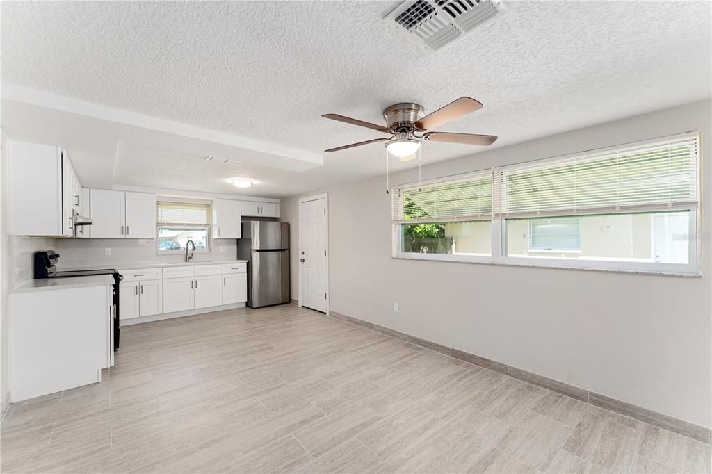 Active With Contract: $1,450 (2 beds, 1 baths, 960 Square Feet)