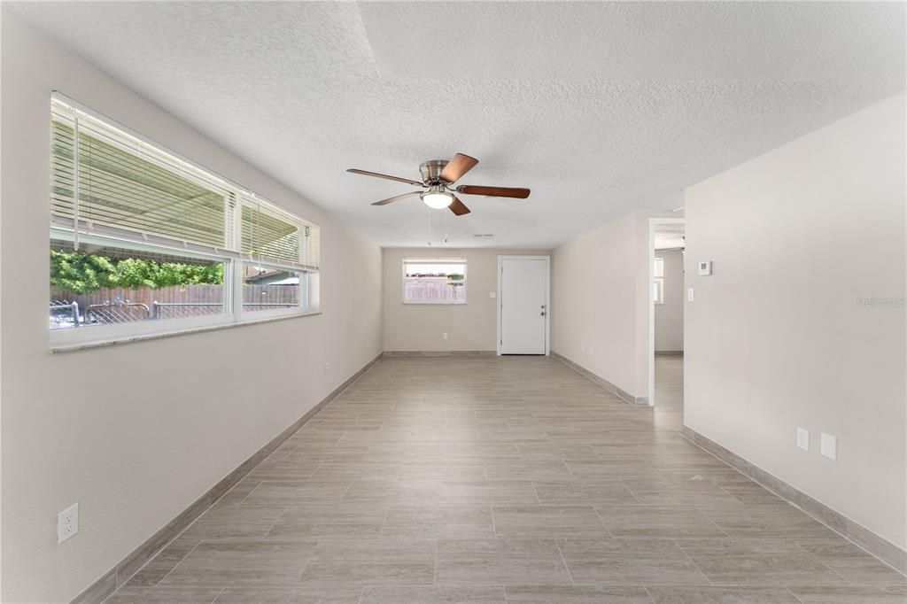 Active With Contract: $1,450 (2 beds, 1 baths, 960 Square Feet)