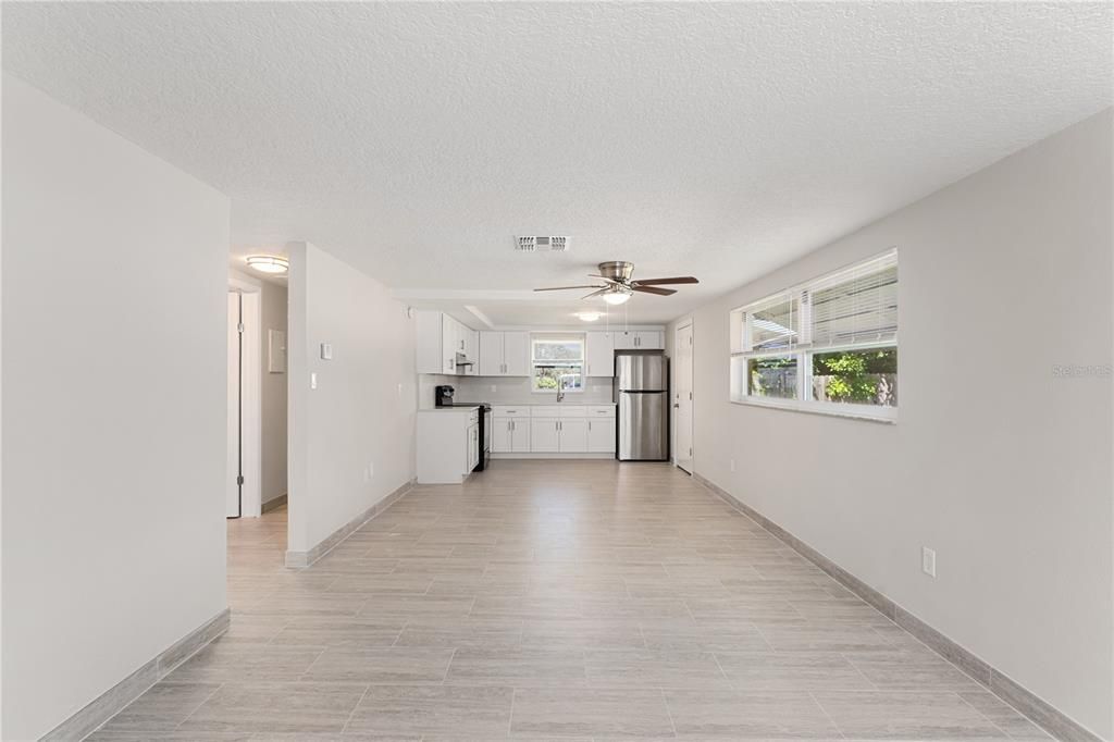 Active With Contract: $1,450 (2 beds, 1 baths, 960 Square Feet)