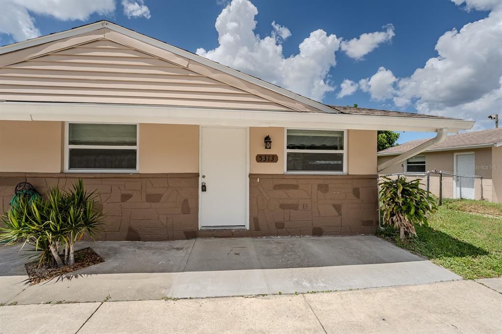 Active With Contract: $1,450 (2 beds, 1 baths, 960 Square Feet)