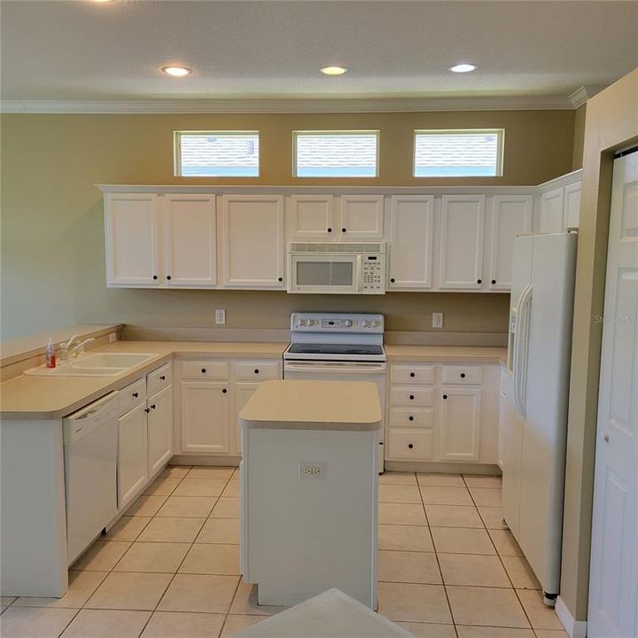 Active With Contract: $2,800 (3 beds, 2 baths, 1782 Square Feet)