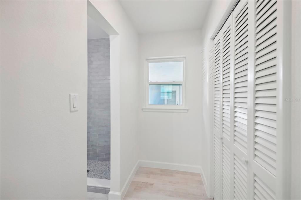 CLOSET WITH BUILT IN SHELVING