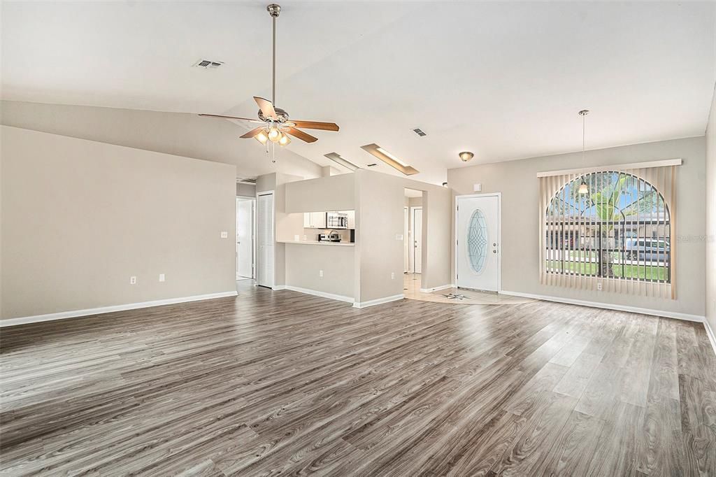 Active With Contract: $355,000 (4 beds, 2 baths, 1601 Square Feet)