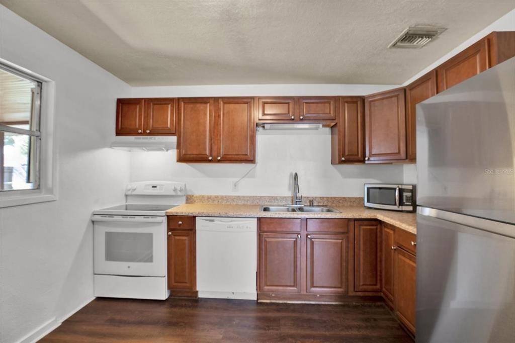 Active With Contract: $2,800 (3 beds, 2 baths, 1197 Square Feet)