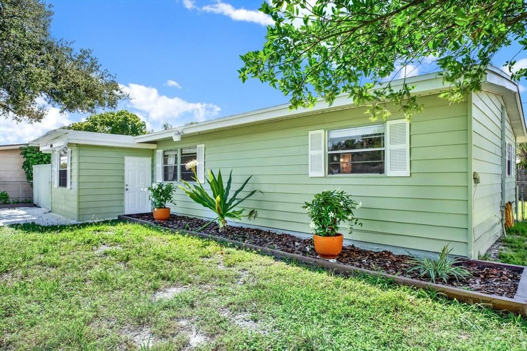 Active With Contract: $2,800 (3 beds, 2 baths, 1197 Square Feet)