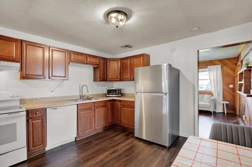 Active With Contract: $2,800 (3 beds, 2 baths, 1197 Square Feet)