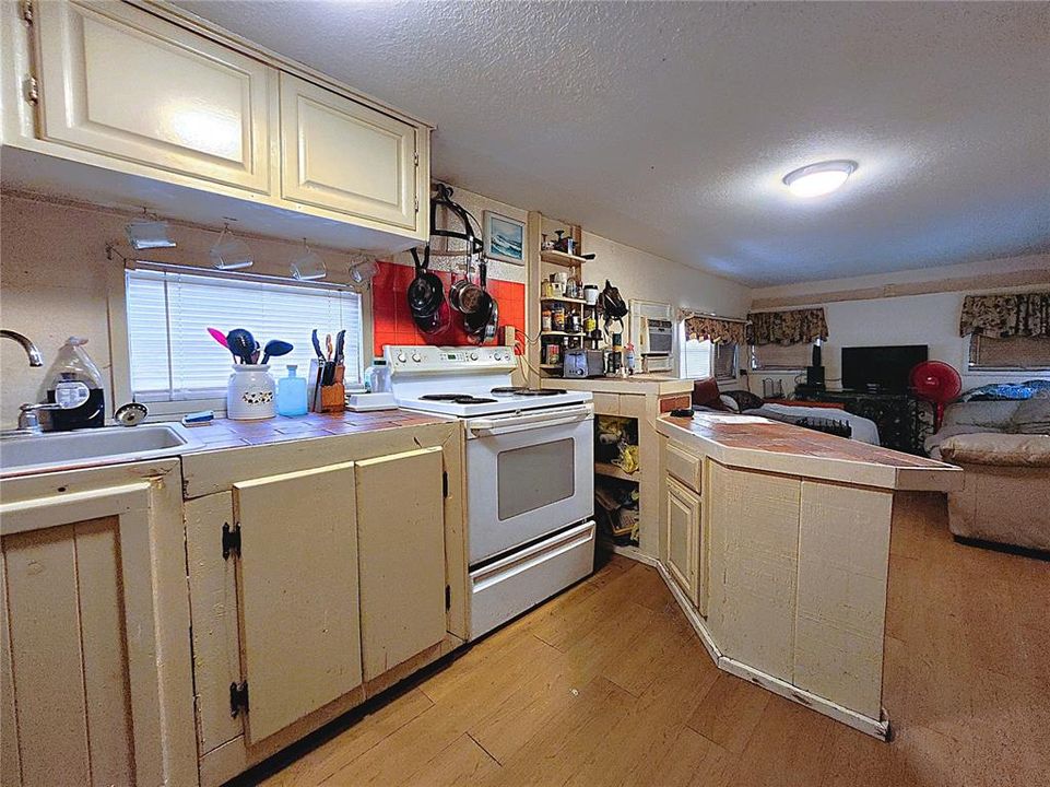 For Sale: $99,500 (1 beds, 1 baths, 410 Square Feet)