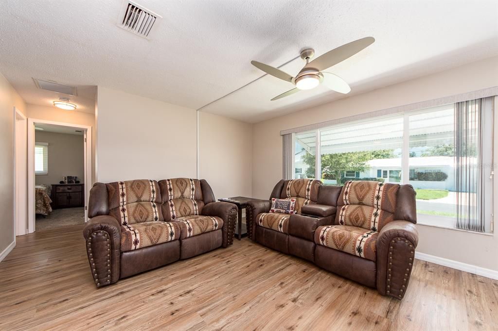 Active With Contract: $395,900 (2 beds, 2 baths, 1241 Square Feet)