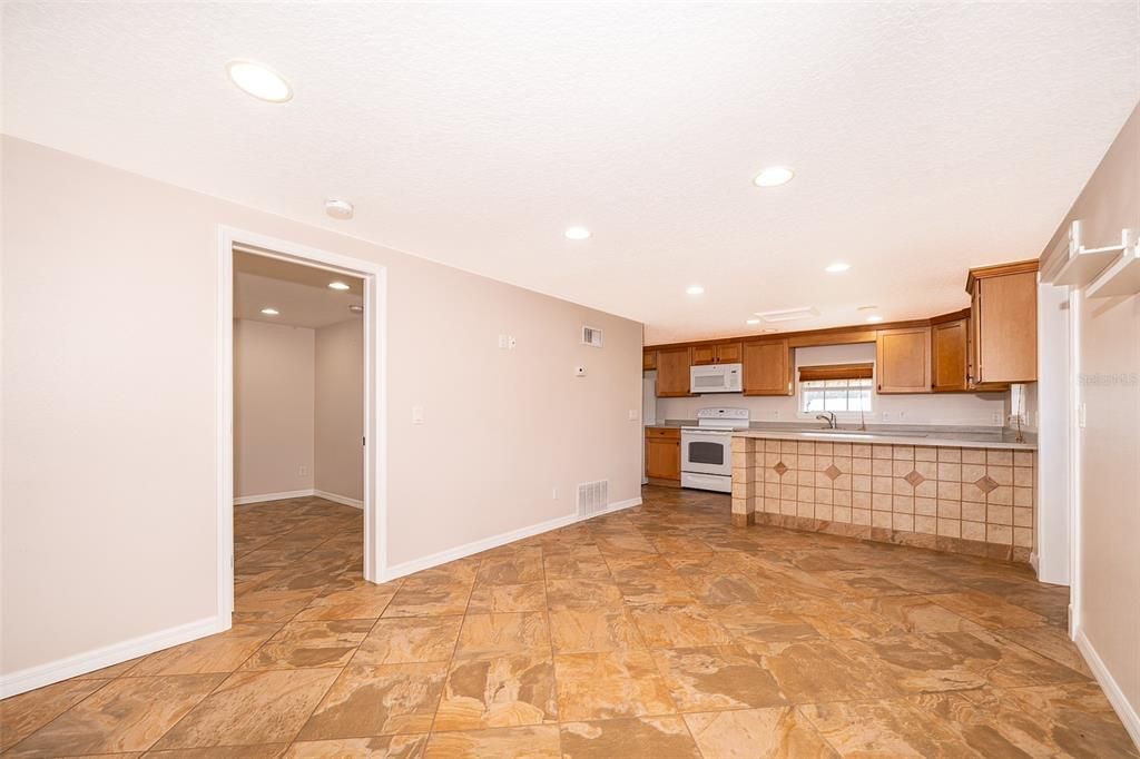 For Rent: $1,600 (1 beds, 1 baths, 816 Square Feet)