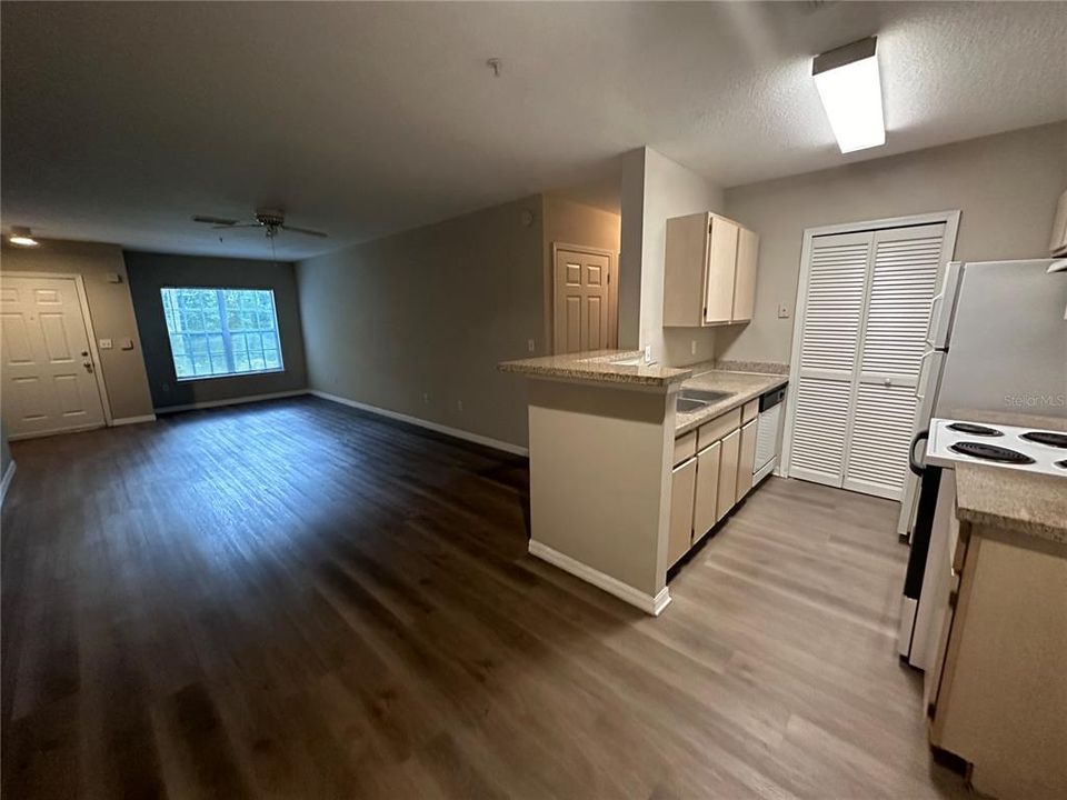 Active With Contract: $162,900 (1 beds, 1 baths, 729 Square Feet)