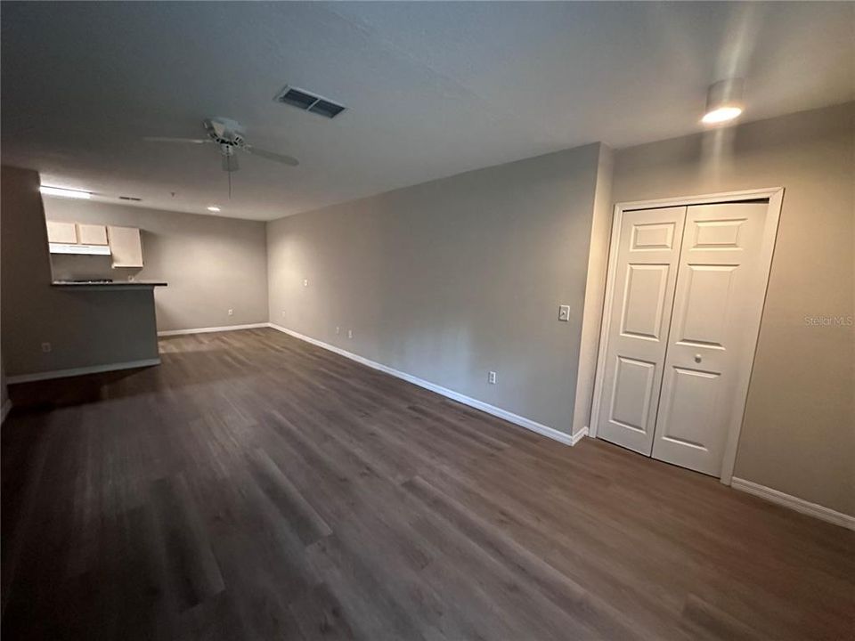 Active With Contract: $162,900 (1 beds, 1 baths, 729 Square Feet)