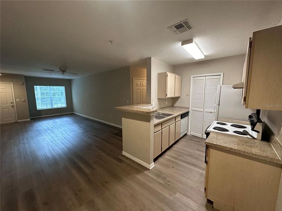 Active With Contract: $162,900 (1 beds, 1 baths, 729 Square Feet)