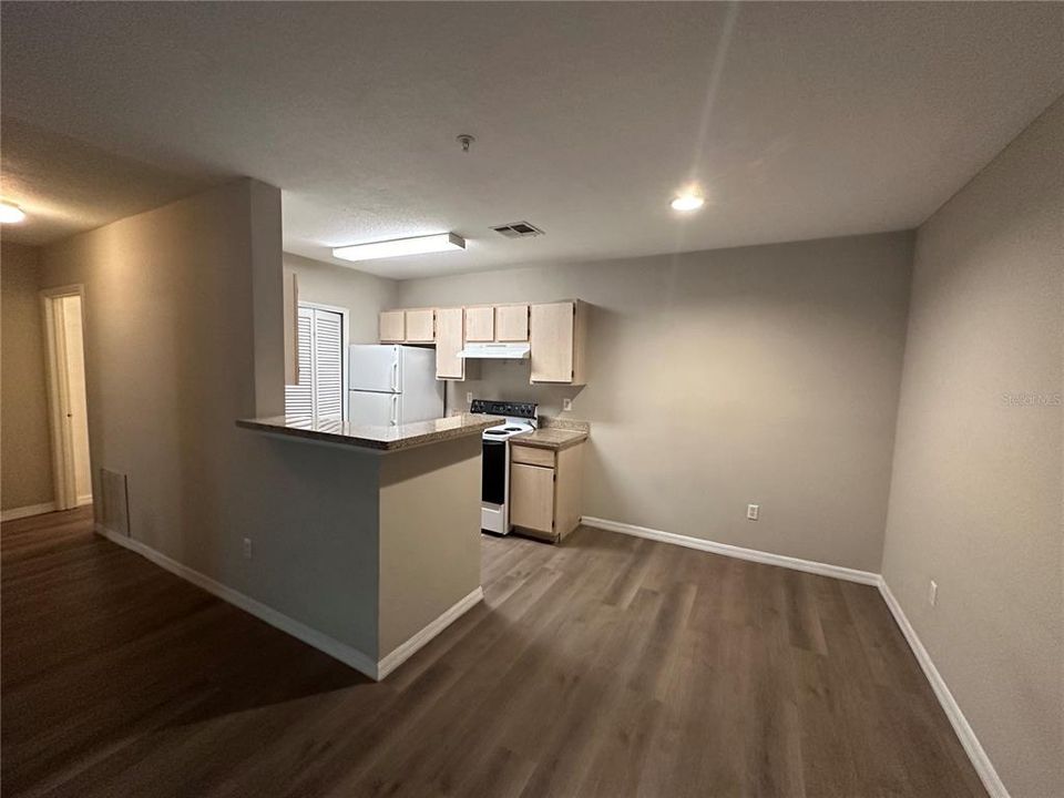 Active With Contract: $162,900 (1 beds, 1 baths, 729 Square Feet)