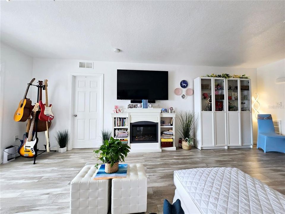 Active With Contract: $175,000 (1 beds, 1 baths, 806 Square Feet)